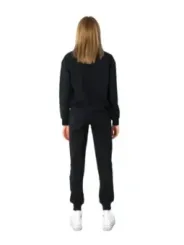 Schwarzer Trainingsanzug mit weißen Sneakern