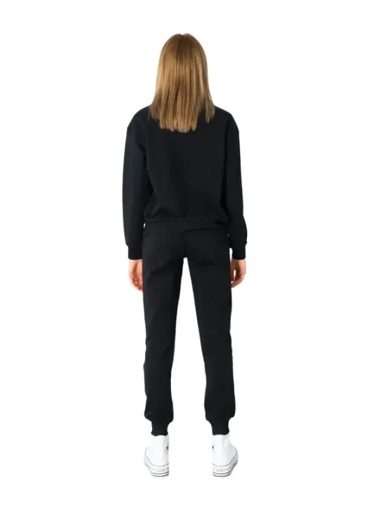 Schwarzer Trainingsanzug mit weißen Sneakern