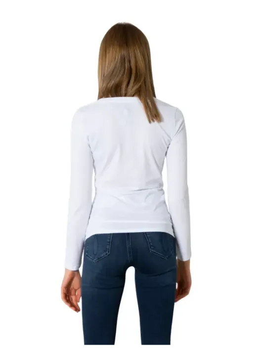 Weiße Bluse mit blauen Jeans