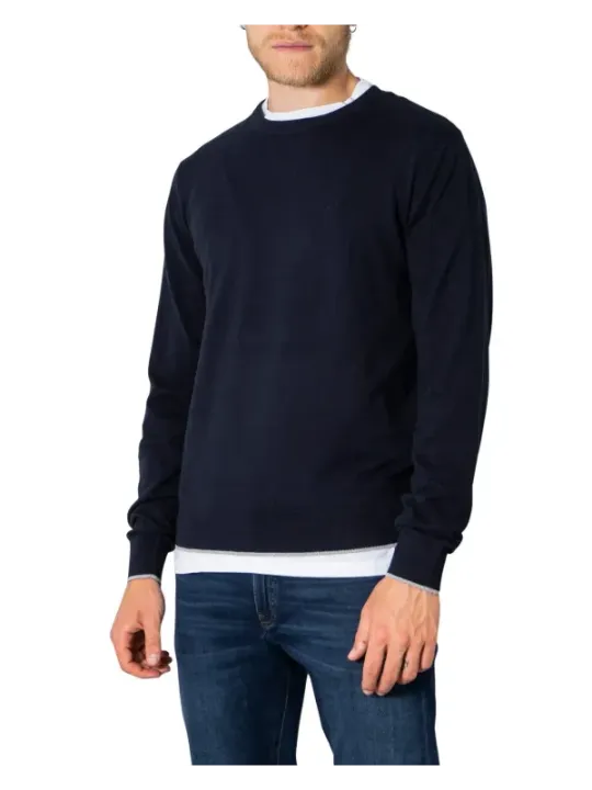 Dunkler Kapuzenpullover mit weißen Details