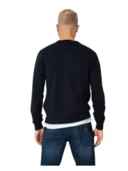 Schwarzer Pullover, blaue Jeans getragen