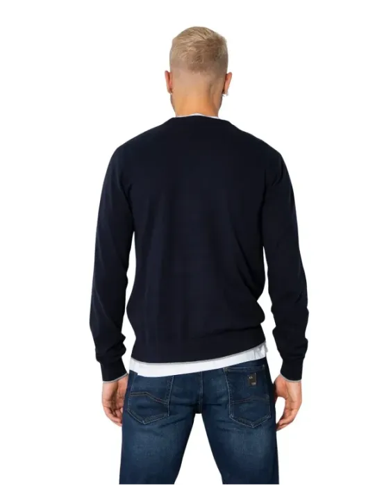 Schwarzer Pullover, blaue Jeans getragen