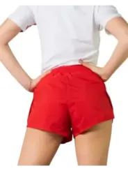 Rote Adidas Sportshorts, Frau trägt