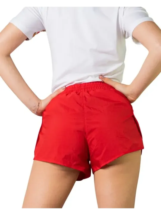 Rote Adidas Sportshorts, Frau trägt
