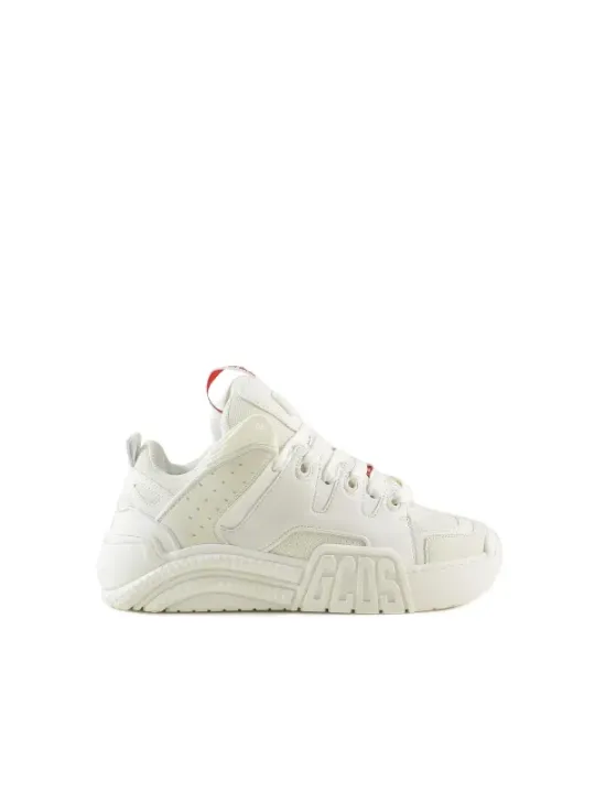 Weiße Gcds Sneaker mit roten Akzenten