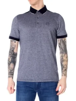 Mann trägt Armani Exchange Poloshirt