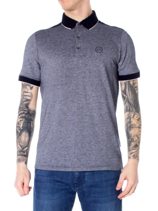 Mann trägt Armani Exchange Poloshirt