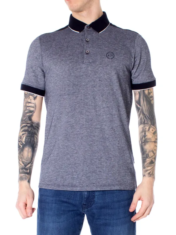 Mann trägt Armani Exchange Poloshirt