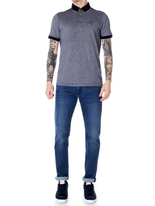Mann trägt Armani Exchange Poloshirt