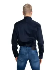 Mann trägt Armani Exchange Hemd