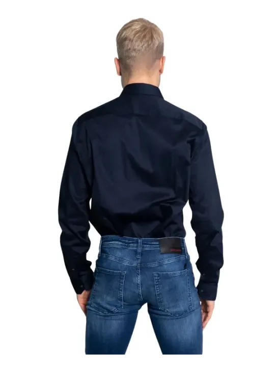 Mann trägt Armani Exchange Hemd