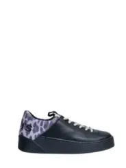 Schwarzer Sneaker mit Camouflage-Akzent