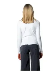 Weißes Rippstrick-Top mit Jeans