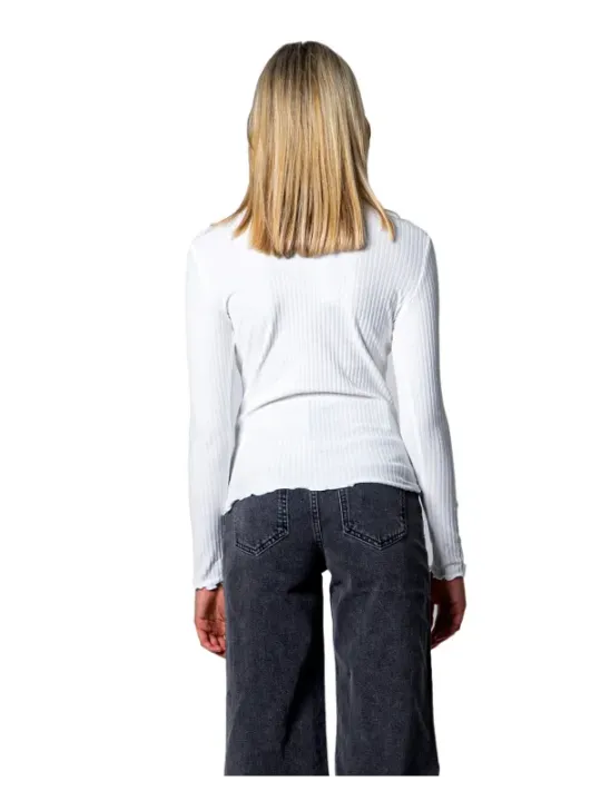 Weißes Rippstrick-Top mit Jeans