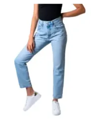 Helle, geschnittene Jeans mit geradem Bein