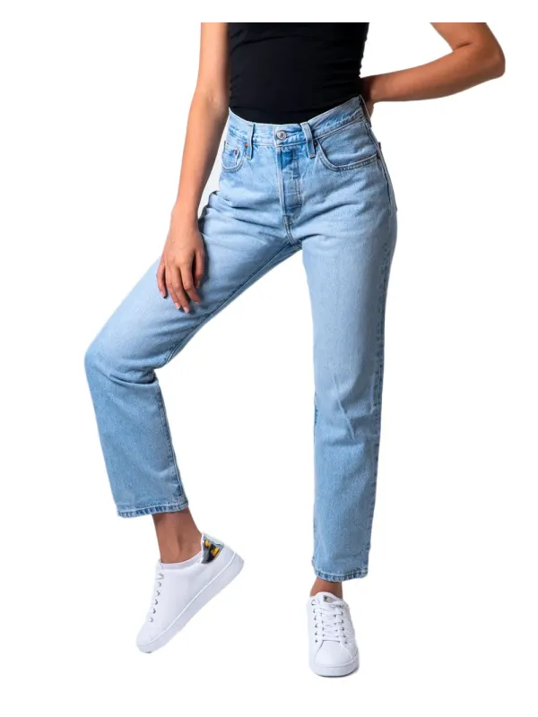 Helle, geschnittene Jeans mit geradem Bein