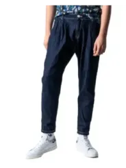 Dunkle Jeans und weiße Sneaker