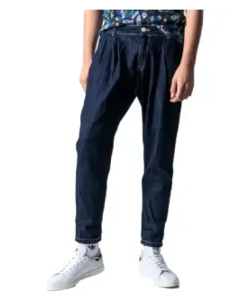 Dunkle Jeans und weiße Sneaker