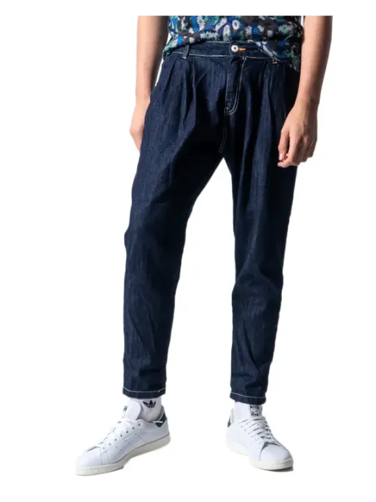 Dunkle Jeans und weiße Sneaker