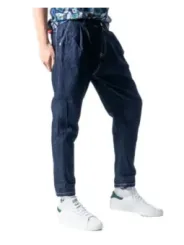 Schlanke, blaue Jeans mit geradem Bein