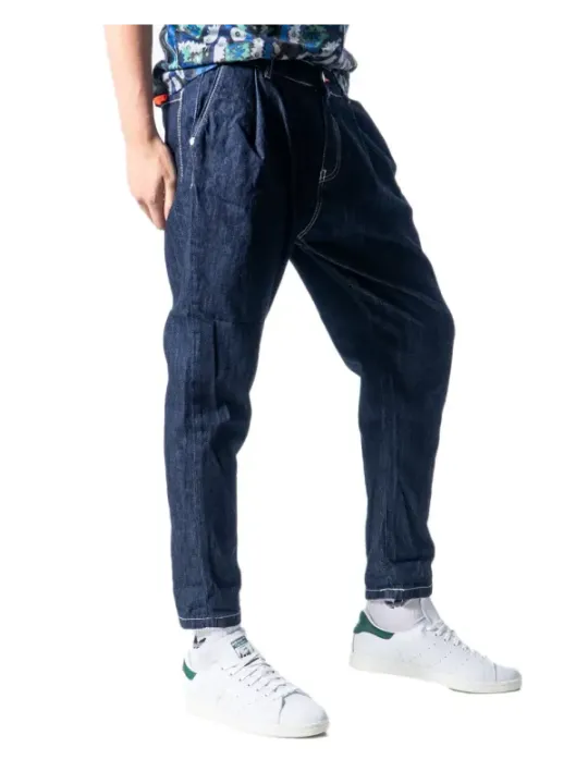 Schlanke, blaue Jeans mit geradem Bein