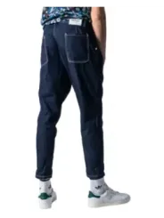 Dunkle Skinny Jeans mit weißen Nähten