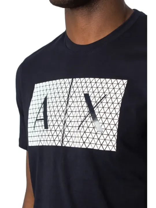 Schwarzes T-Shirt mit Dreiecksdesign