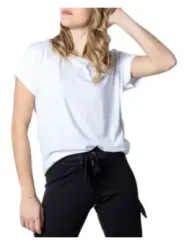 Blonde Frau trägt weißes T-Shirt