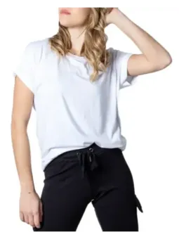 Blonde Frau trägt weißes T-Shirt