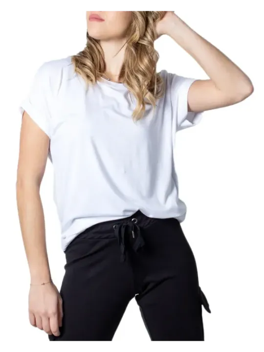 Blonde Frau trägt weißes T-Shirt