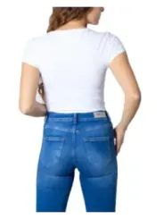 Frau trägt ONLY 158194 Jeans