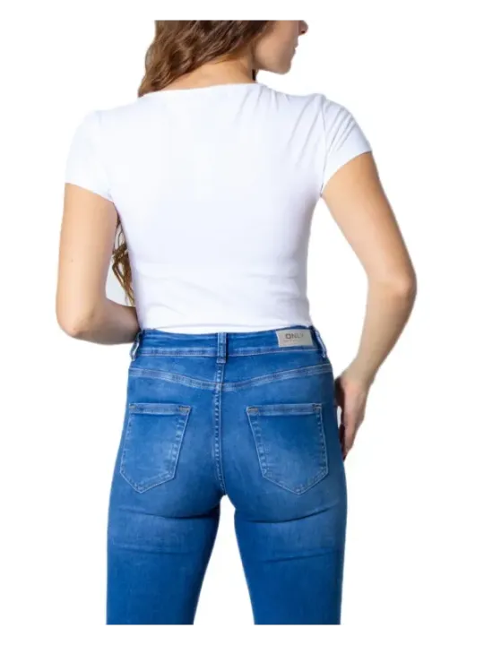 Frau trägt ONLY 158194 Jeans