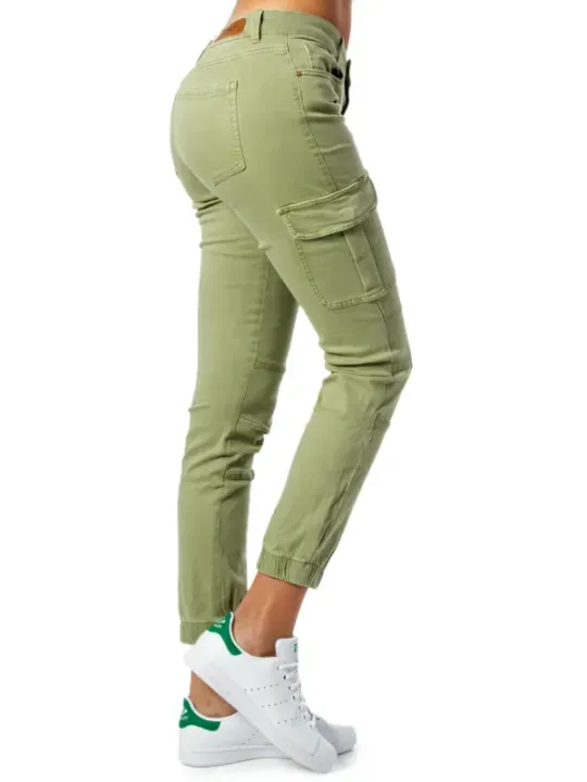 Grüne Damen Jogginghose mit Sneakern