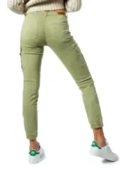 Person trägt bequeme Freizeitkleidung