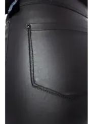 Schwarze Lederhose Naht Detailansicht