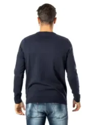 Mann trägt Jack & Jones Pullover