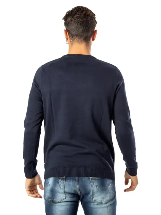 Mann trägt Jack & Jones Pullover