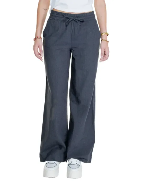 Weite Beinformen, weiße Sneaker, Crop Top