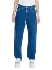 Helle Jeans, Sneaker, weißes T-Shirt