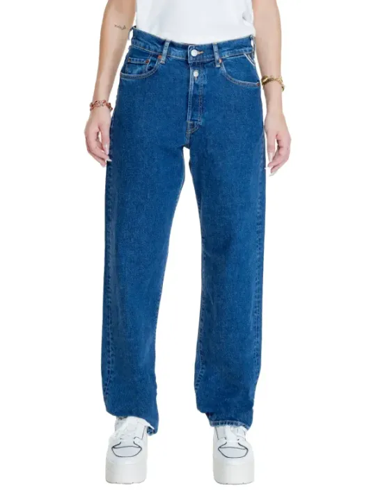 Helle Jeans, Sneaker, weißes T-Shirt