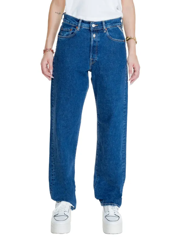 Helle Jeans, Sneaker, weißes T-Shirt