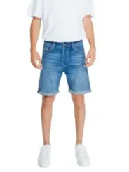Helle Jeansshorts mit weißem T-Shirt