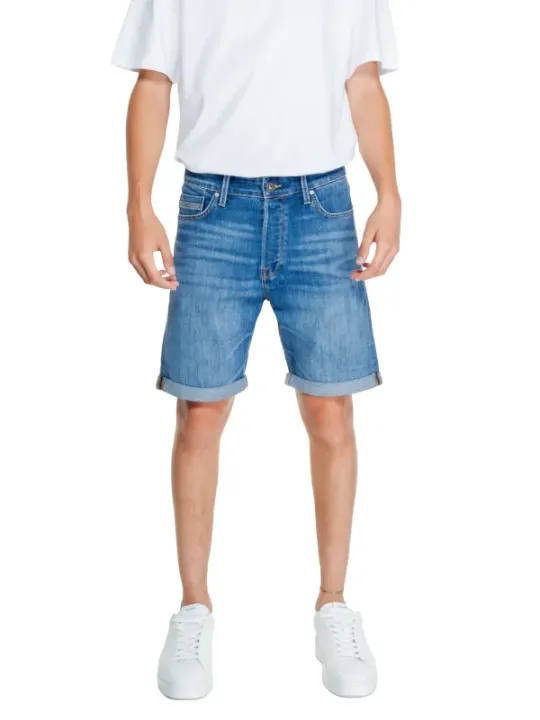 Helle Jeansshorts mit weißem T-Shirt