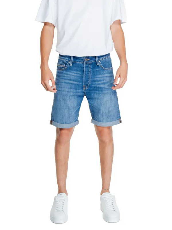 Helle Jeansshorts mit weißem T-Shirt