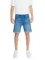 Helle Jeansshorts mit weißem T-Shirt