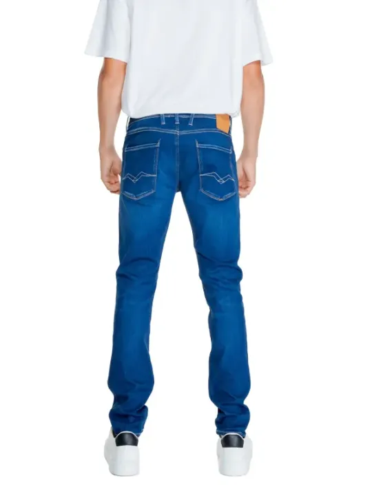 Blaue Replay Jeans mit weißen Schuhen