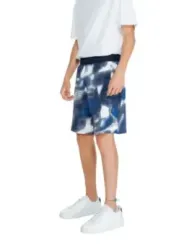 Tie-Dye Shorts, weiße Schuhe, lässig