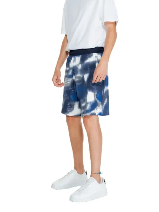 Tie-Dye Shorts, weiße Schuhe, lässig