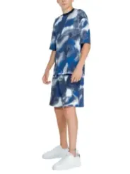 Junge in Armani Exchange Outfit