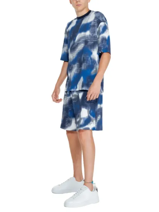 Junge in Armani Exchange Outfit